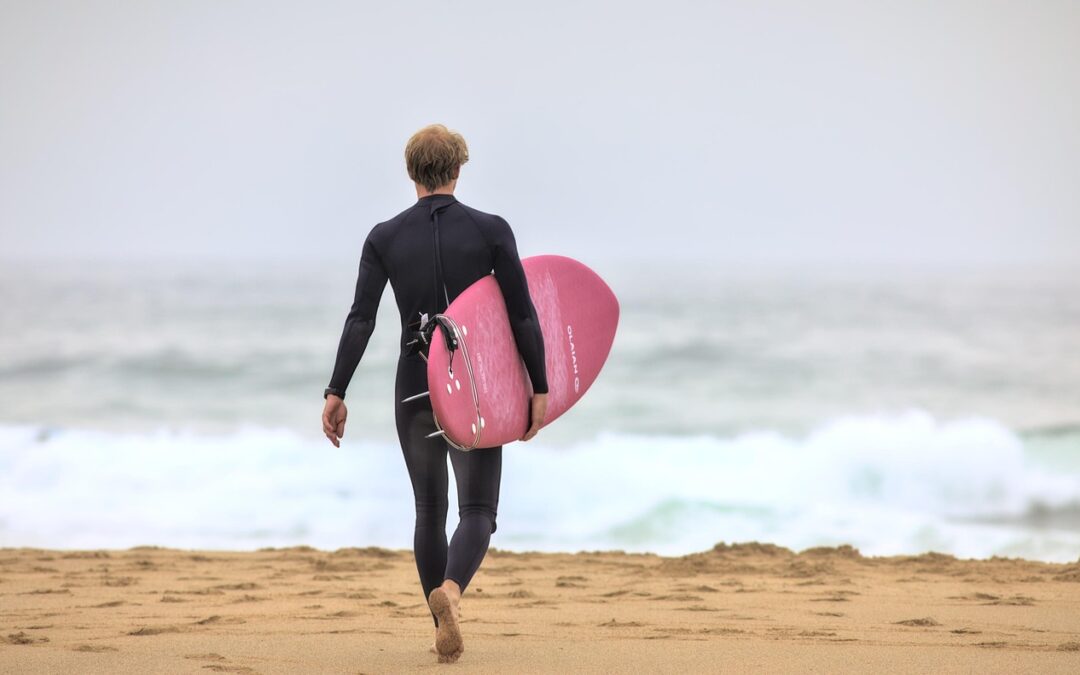 playa en verano chico con tabla surf