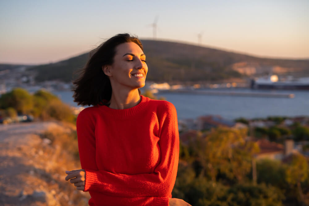 mujer disfrutando del sol de verano